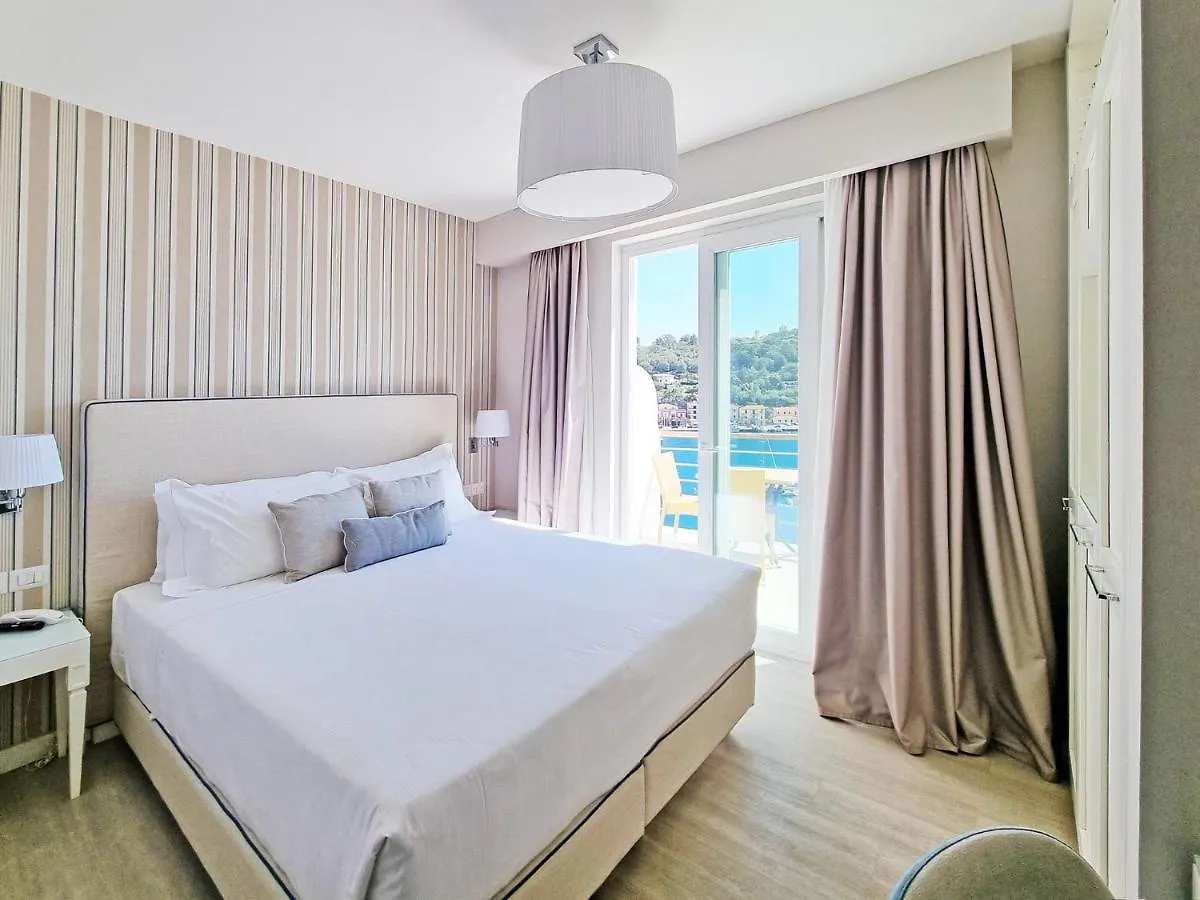 Hotel Plaza Porto Azzurro 4*,
