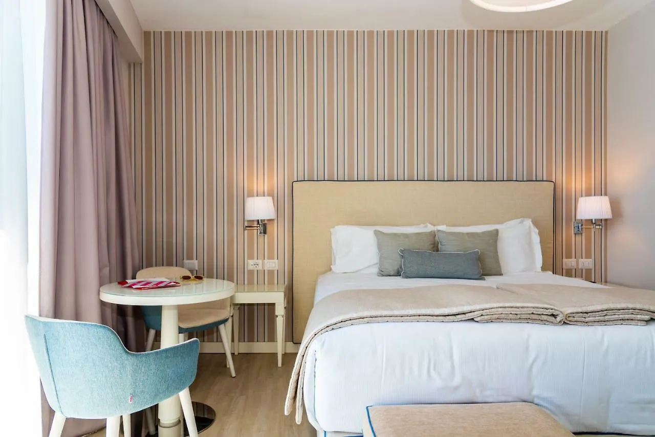 Hotel Plaza Porto Azzurro 4*,