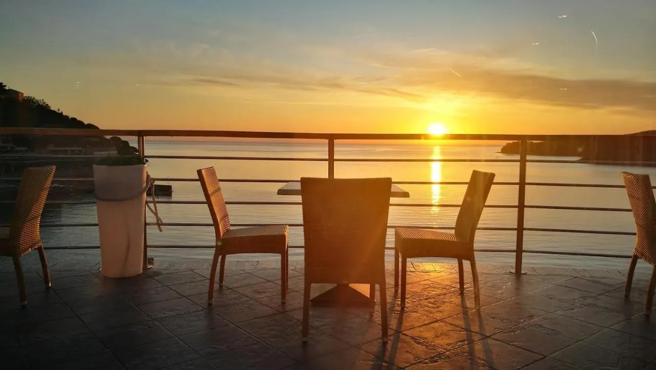 Hotel Plaza Porto Azzurro 4*,